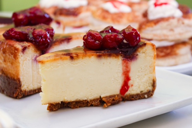 Cheesecake with raspberry compote